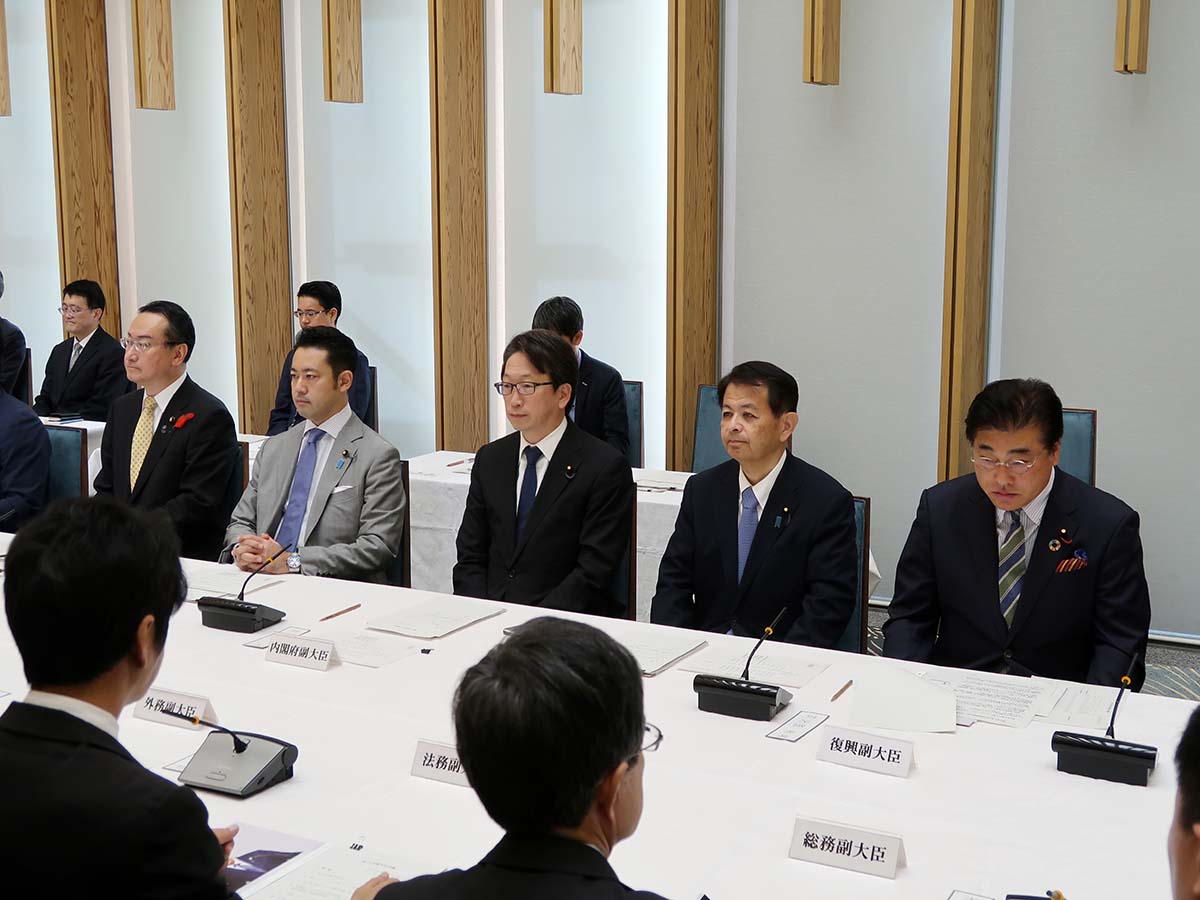 副大臣会議に出席、日本証券業協会鈴木会長と懇談、飯田市立追手町小国会見学、長野県看護連盟研修会で挨拶、伊那商工会議 所の皆様と懇談、泰阜村の皆様より要請、経済財政諮問会議に出席 « 宮下一郎 ブログサイト